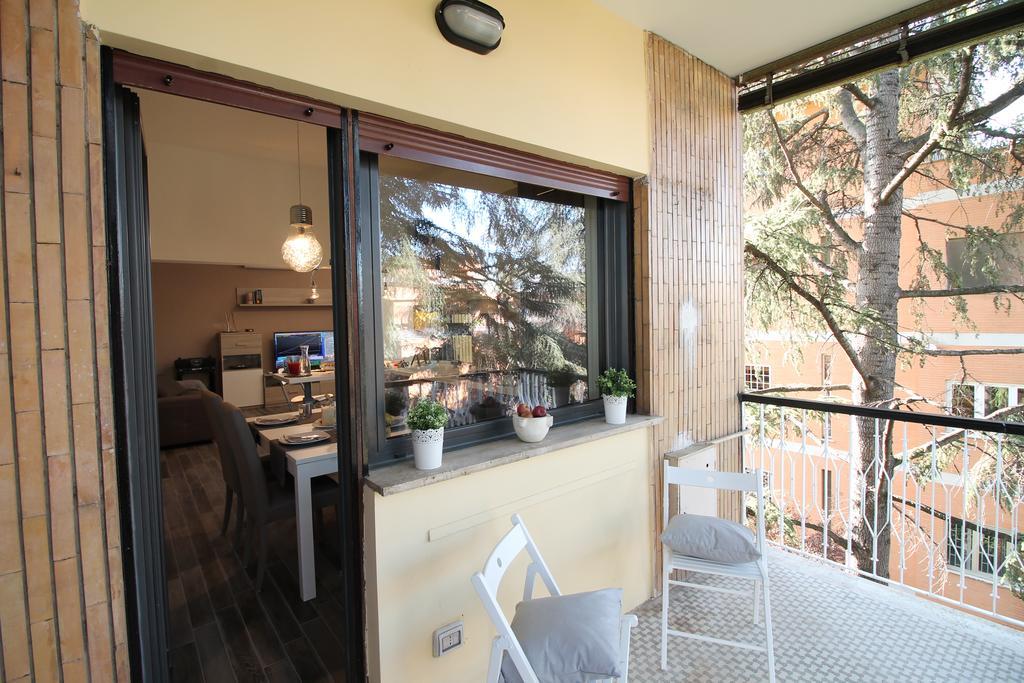 Eur Bright Spacious Terraced Apartment With Private Parking Only For Small Cars Ρώμη Εξωτερικό φωτογραφία