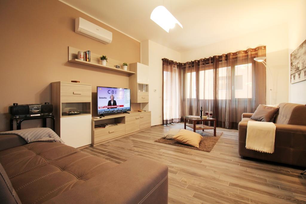 Eur Bright Spacious Terraced Apartment With Private Parking Only For Small Cars Ρώμη Εξωτερικό φωτογραφία