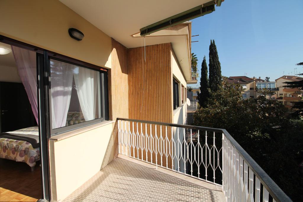 Eur Bright Spacious Terraced Apartment With Private Parking Only For Small Cars Ρώμη Εξωτερικό φωτογραφία