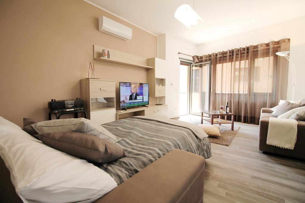 Eur Bright Spacious Terraced Apartment With Private Parking Only For Small Cars Ρώμη Εξωτερικό φωτογραφία