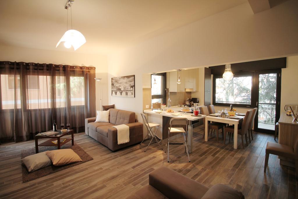 Eur Bright Spacious Terraced Apartment With Private Parking Only For Small Cars Ρώμη Εξωτερικό φωτογραφία